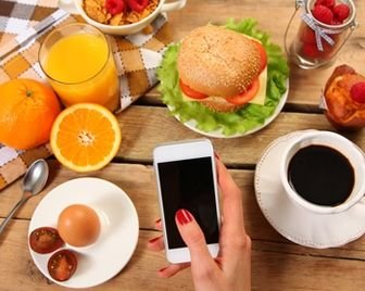 Трапеза перед телевизором или смартфоном чревата ожирением