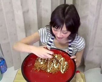Девушка съела почти 4 кг лапши за 3 минуты
