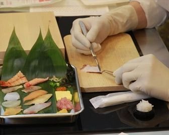 Японские хирурги на экзамене готовят суши
