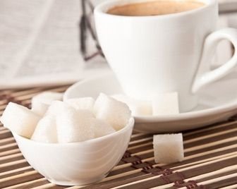 Ученые рассказали, как взаимодействуют сахар и кофе в чашке